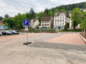 Es gibt wieder mehr kostenfreie Langzeitparkplätze in Schramberg: An der unteren Weihergasse ist der Ersatz für den Berneckparkplatz fertig geworden.Foto: Wegner Foto: Schwarzwälder Bote