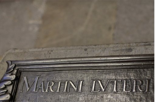 Am 31. Oktober 1517 schlug Martin Luther seine 95 Thesen an die Tür der Schlosskirche in Wittenberg. 500 Jahre später wird der 31. Oktober ein Feiertag - allerdings nur für das eine Jahr. Foto: dpa