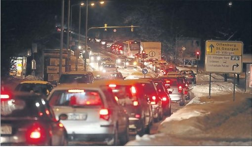 Rote Rücklichter, weißer Schnee – zur Feierabendzeit ging gestern dank schwieriger Straßenverhältnisse oft gar nichts mehr.  Foto: Eich