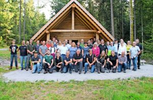 Die Teilnehmer des Waldbegangs vor der Krumme-Buche-Hütte, die kürzlich komplett neu gebaut wurde. Foto: Volker Rath