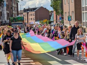 Jahr für Jahr gehen queere Menschen am Christopher Street Day in größeren Städten für ihre Belange auf die Straße.  Foto: dpa