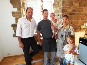 Architekt Andreas Flöß (links), Bäckermeister Manuel Beha und seine Frau Zorica Beha mit Kindern freuen sich über das neu gestaltete Geschäft.  Foto: Albert Foto: Schwarzwälder Bote