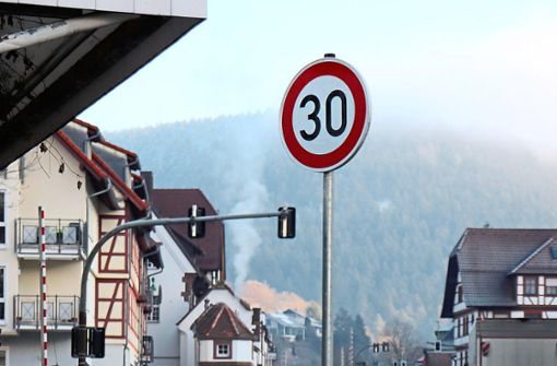 Bislang steht nur ein Tempo-30-Schild am Bahnübergang zur Krähenbadstraße – allerdings noch umgedreht. Foto: Hering