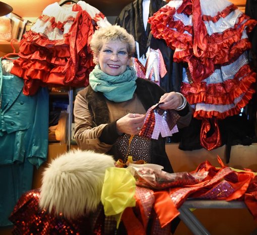 »Die Accessoires dauern immer am längsten«, sagt Ginger Streibig. Die Ballettschulen-Chefin hat rund 250 Kostüme für die große Ballettgala am Samstag, 14. November, selbst geschneidert. Foto: Hopp
