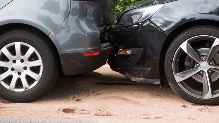 Auto gestreift – weiteres Auto beschädigt