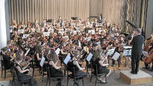 Orchester spielt Benefizkonzert