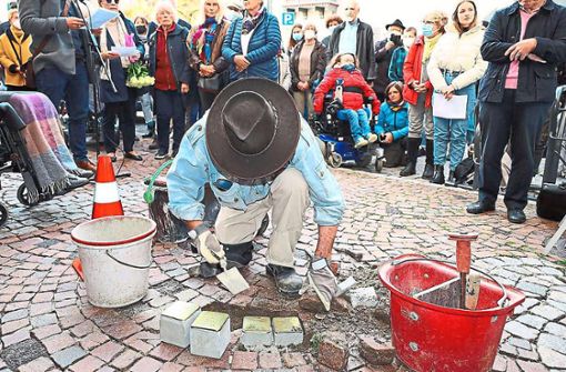 Der Künstler Gunter Demnig hat im Oktober 2021 die ersten Stolpersteine in Villingen verlegt. Foto: Heinig