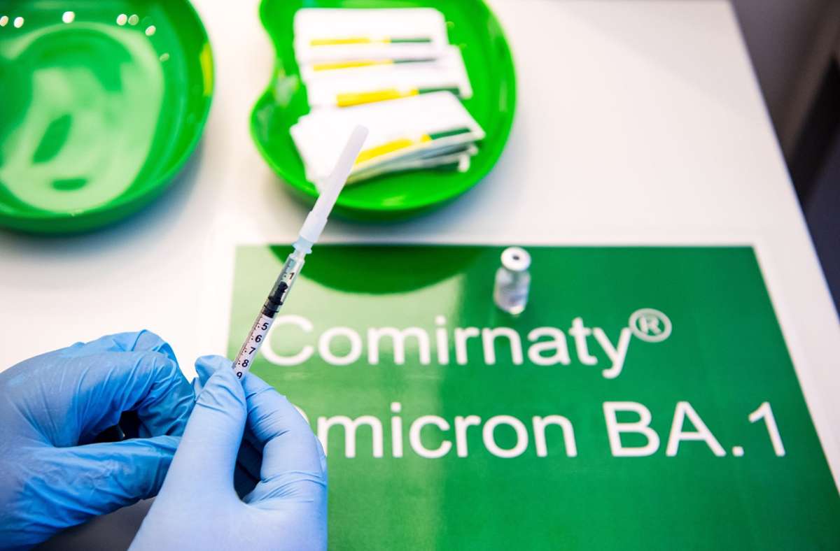 Eine Spritze wird in einem Bremer Impfzentrum mit dem neuen Impfstoff Comirnaty von BioNTech/Pfizer aufgezogen. Foto: dpa/Sina Schuldt