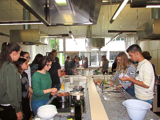 Schüler und Lehrer kochen gemeinsam. Foto: Reinauer Foto: Schwarzwälder-Bote