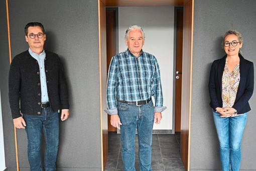 Werner Dengler (Mitte)   wurde  nach 49 Jahren  im Betrieb von Boris  und   Ulrike Hölzel verabschiedet. Foto: Hölzel Foto: Schwarzwälder Bote