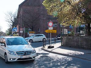 Auf der Schwarzwaldstraße in Schömberg dürfen momentan nur Anlieger fahren (linkes Bild). Der Verkehr wird über Oberlengenhardt umgeleitet. Fotos: Kugel Foto: Schwarzwälder-Bote