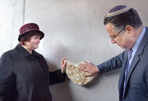 Tatjana Malafy und Rami Suliman bringen am Synagogenneubau den Grundstein an. Foto: Zelenjuk
