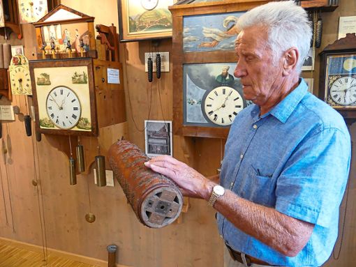 Das Dorf- und Uhrenmuseum Gütenbach hat geöffnet. Hier ist Fritz Sprenger vor Flötenuhren der Gebrüder Siedle zu sehen. Er ist begeistert von der Präzision der Orgelwalzen. Foto: Schwarzwälder Bote