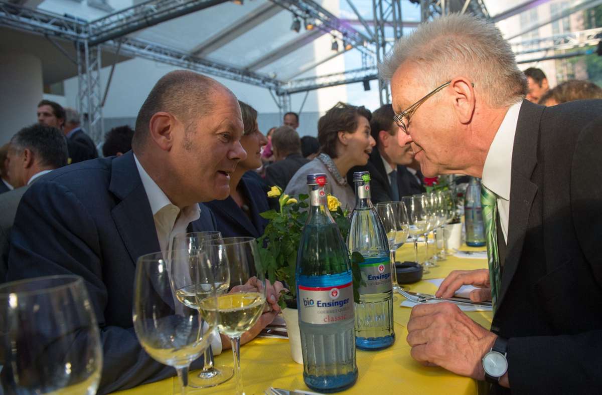 Auf Augenhöhe: Kanzler Olaf Scholz und Ministerpräsident Winfried Kretschmann Foto: dpa/Maurizio Gambarini