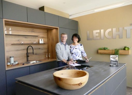 Raffiniert bis ins Detail: Nicht nur Joachim und Mechthild Bühler sind von dem zeitlosen Design der LEICHT-Küchen begeistert.  Foto: sb