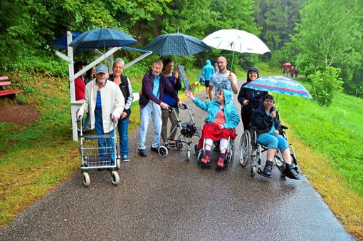 Dann halt mir Schirm: Regen war  diesmal der Dauerbegleiter beim Seewälder Sport- und Spielfest für Menschen mit schweren und mehrfachen Behinderungen.  Fotos: Schwark Foto: Schwarzwälder Bote