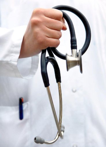 Niemand scheint das Stethoskop in die Hand nehmen zu wollen: Die Suche nach einem Arzt geht in Talheim weiter. Foto: Vennenbernd