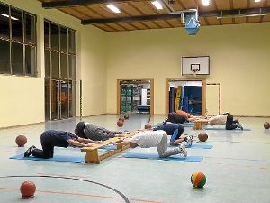 Richtig strecken müssen sich die Teilnehmer bei der Gymnastik der Skizunft Wolfach. Fotos: Jehle Foto: Schwarzwälder-Bote