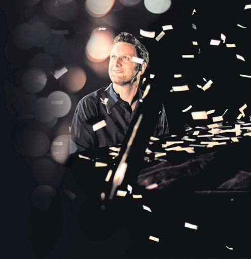 Der Singer-Songwriter Andi Weiss am Piano. Foto: Baisch Foto: Schwarzwälder Bote
