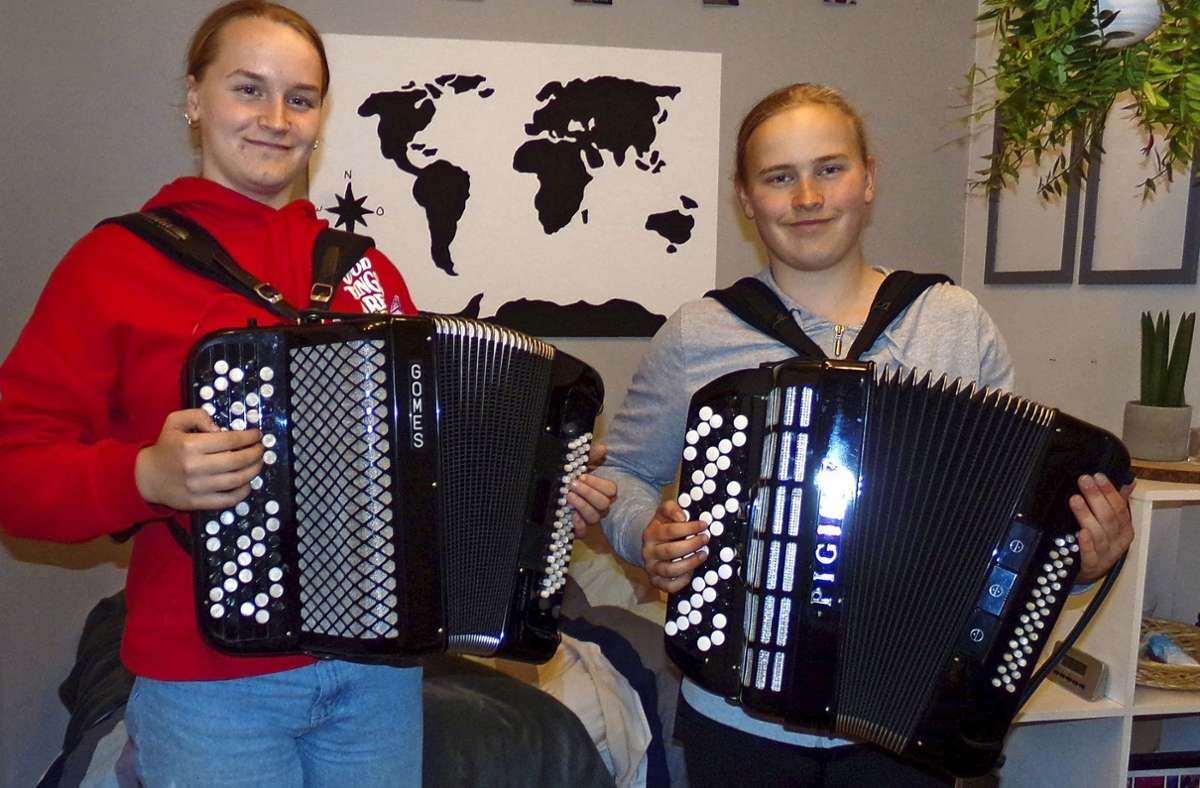 Larissa (links) und Ramona Köhler aus Wolterdingen spielen leidenschaftlich gerne Akkordeon. Das Instrument ist dabei keineswegs alt und verstaubt – sondern sehr anspruchsvoll. Foto: Anita Reichart