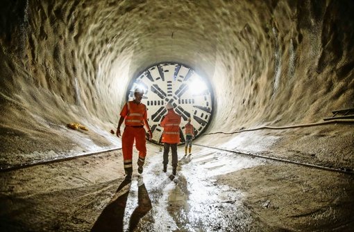 Wirkt bedrohlich, ist aber nur ein Tunnelbohrer: Bauleiter Robert Pechhacker (vorne) überwacht, wie sich Fräse Suse Stück für Stück in den Fildertunnel Foto: Leif Piechowski