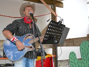 Gehört auch dazu: ein Country-Sänger. Foto: Heidepriem Foto: Schwarzwälder-Bote