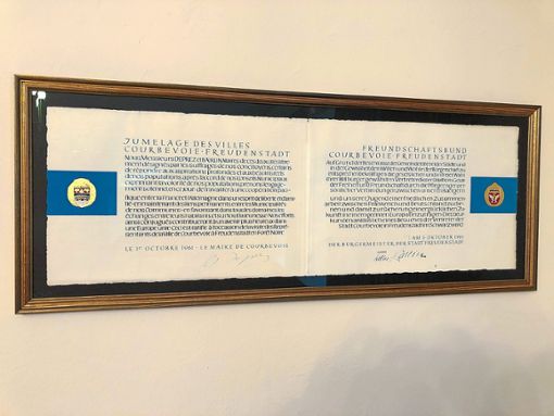 Eingerahmt und mit den Unterschriften der Bürgermeister hängt die Urkunde auch nach 60 Jahren noch im Rathaus. Foto: Stadtverwaltung
