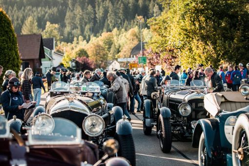 Entlang der Startaufstellung am Originalschauplatz von 1946 in Obertal präsentieren sich die automobilen Legenden und Motorradklassiker.  Foto: Christoph Schöch Foto: Schwarzwälder Bote