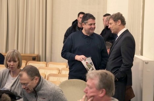 Der SPD-Vorsitzende Sigmar Gabriel (links) hatte an einer Diskussionsrunde mit Pegida-Anhängern teilgenommen. Dieser Dialog wurde von Politikern unterschiedlich aufgenommen. Foto: dpa