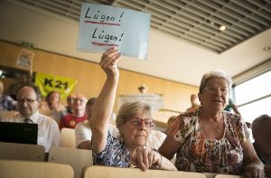 Gegner des Bahnprojekts Stuttgart 21 bei der Sitzung des Gemeinderats Foto: Lichtgut/Leif Piechowski