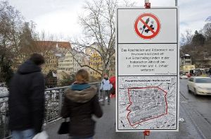 In Baden-Württemberg verbieten auch in diesem Jahr mehrere Städte Silvesterfeuerwerk wieder komplett in ihren historischen Kerngebieten, darunter Tübingen (Symbolbild von 2009), Konstanz und Esslingen. Foto: dpa