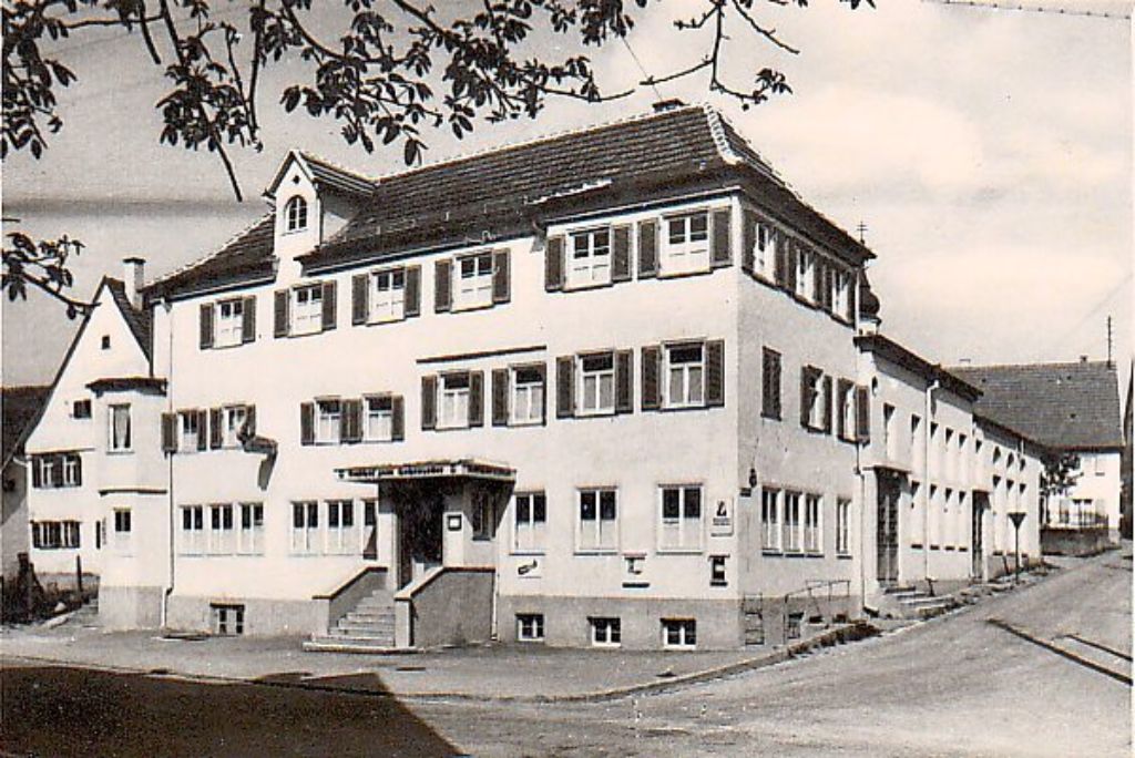 So sah der Gasthof Hohenzollern früher aus. Gut zu erkennen ist auch der angebaute Saal, der für Vereinsfestivitäten oder Hochzeiten genutzt wurde.