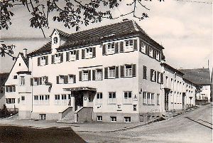 So sah der Gasthof Hohenzollern früher aus. Gut zu erkennen ist auch der angebaute Saal, der für Vereinsfestivitäten oder Hochzeiten genutzt wurde.  Foto: Wahl