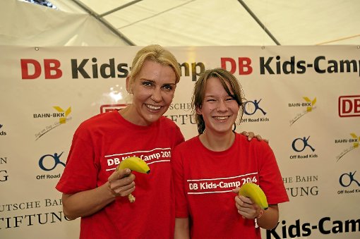 Schauspielerin Alexandra Rietz überrascht die Kinder des Kids-Camp mit ihrem Besuch. Foto: Sigwart