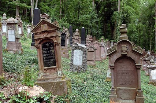 Auf dem Rexinger Friedhof wurden im vergangenen Jahr  acht Grabsteine gefunden, die mittlerweile 200 Jahre alt sind.  Archiv-Foto: Hopp Foto: Schwarzwälder Bote