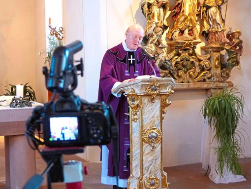 Eine ungewohnte Situation für Pfarrer Martin Schäuble ist es, in einer fast leeren Kirche über die Kamera mit den Menschen vor den Bildschirmen zu sprechen. Foto: Schwarzwälder Bote