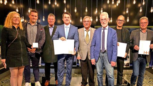 Bürgermeister Matthias Gutbrod (Vierter von links) freut sich über die Auszeichnung des neuen Kippenheimer Bürgerhauses. Foto: Kippenheim