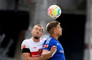 Waldemar Anton (links) im Zweikampf mit Simon Terodde: Der VfB Stuttgart spielt unentschieden gegen den FC Schalke 04. Foto: dpa/Marijan Murat