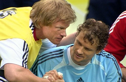 Einst waren sie Konkurrenten im Tor der deutschen Nationalmannschaft, nun geben sie sich als TV-Experten die Klinke in die Hand: Oliver Kahn (links) und Jens Lehmann. Foto: dpa