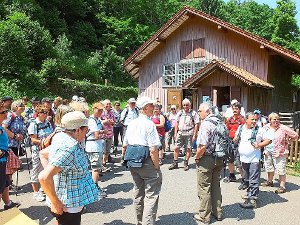 Die Lochsägemühle war nicht nur Mittagsstation für die Bezirkswanderer, zur Tourhalbzeit konnte im Ziegelbachtal sowohl zu- als auch ausgestiegen werden. Foto: Stocker Foto: Schwarzwälder-Bote