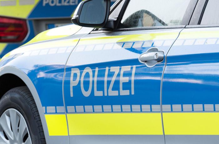 Unfall in Lackendorf: Zeugen gesucht – Frau demoliert Ortsschild und flieht