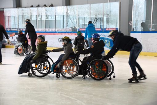 Dank gegenseitiger Unterstützung konnten sich alle Schüler der Christy-Brown-Schule auf dem Eis bewegen, im Rollstuhl, mit oder ohne Schlittschuhe.  Foto: Schule Foto: Schwarzwälder Bote