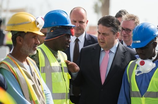 Vizekanzler Sigmar Gabriel (SPD) beim Besuch auf einer WM-Baustelle in Katar. Foto: dpa