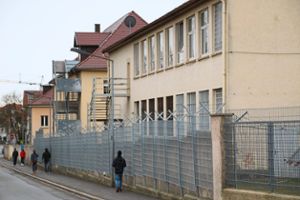 Hinter den Mauern der Asylunterkunft in der Friedhofstraße soll Anfang vergangenen Jahres eine junge Frau vergewaltigt worden sein. Der Fall beschäftigte jetzt das Landgericht Konstanz. Foto: Simon Foto: (sb)