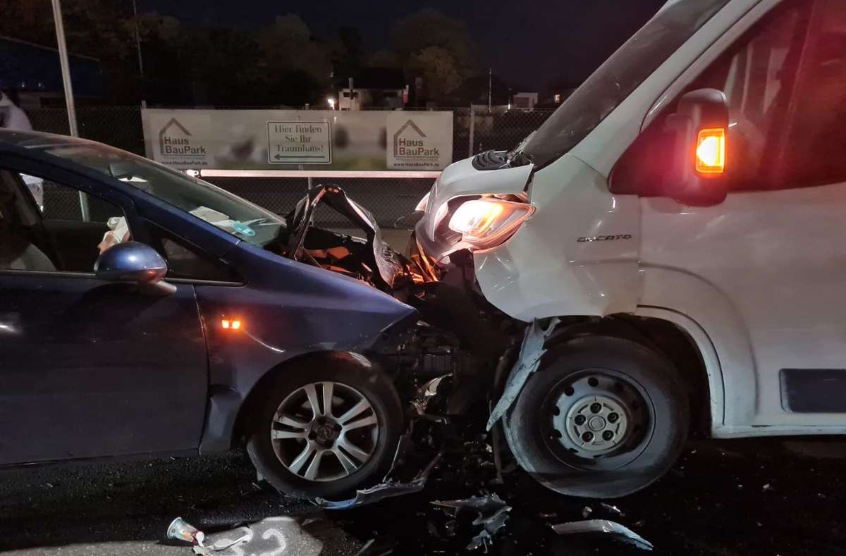 Die 20-jährige Opel-Fahrerin verlor die Kontrolle und krachte in den Lieferwagen.
