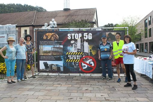 Jutta Stern (Zweite von links) fordert mit ihren Unterstützern den Stopp des Ausbaus des 5G-Netzes. Foto: Biermayer