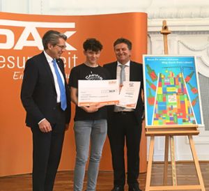 DAK-Vorstandschef Andreas Storm (links) und Sozialminister Manne Lucha (rechts) überreichten dem Sieger Sebastian Möhlmann  in Stuttgart seinen Preis.  Foto: DAK