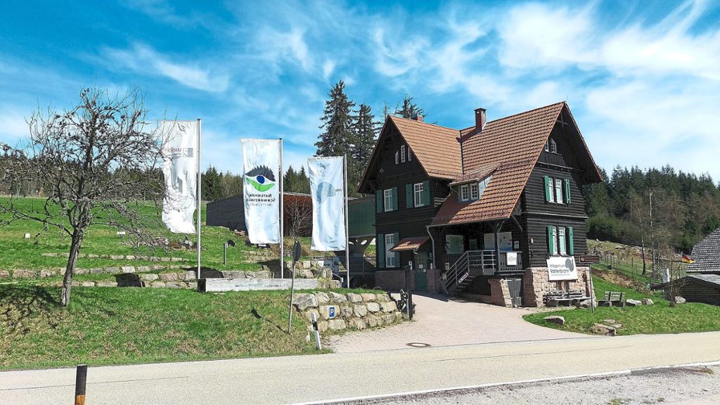 Infozentrum (links) und das Hochmoor sind nur zwei der Attraktionen am Kaltenbronn. Foto: Tourismus GmbH/Naturpark