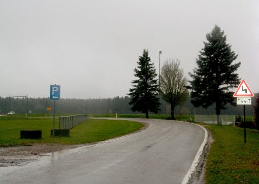Erst im dritten Anlauf bekam die Stadt Alpirsbach die Tempo-30-Zone: Auf der Hochwaldstraße beim Eugen-Saier-Sportgelände in Peterzell gilt eine schärfere Geschwindigkeitsbegrenzung.   Foto: Rath