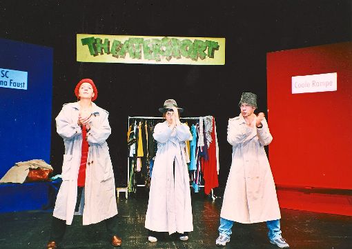 Sportlich geht es auf der Bühne zu,  wenn die Coole Rampe gegen Fortuna Faust antritt. Foto: Harlekin Theater Foto: Schwarzwälder-Bote
